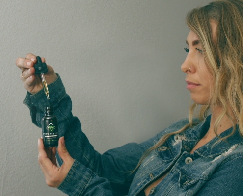 Frau nimmt CBD Öl