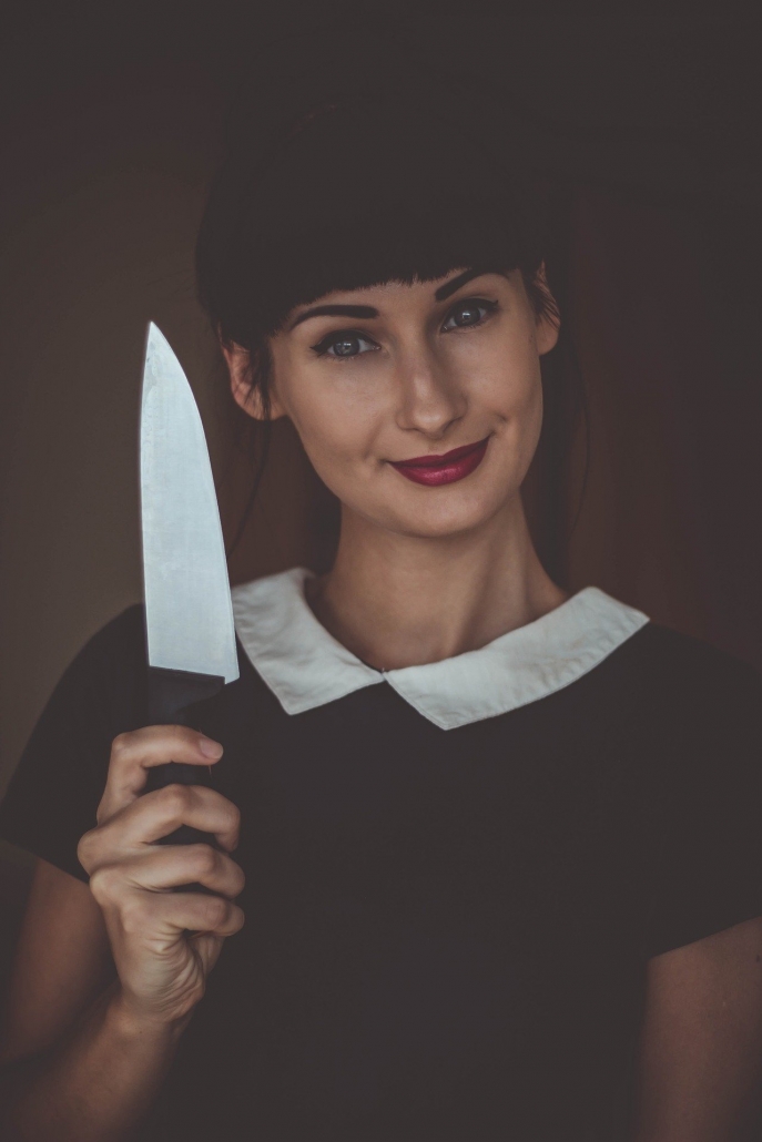 Japanisches Messer wird von einer Frau gehalten